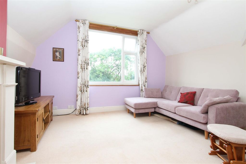 2 bed flat for saleCecil Park, Pinner HA5 photo 4