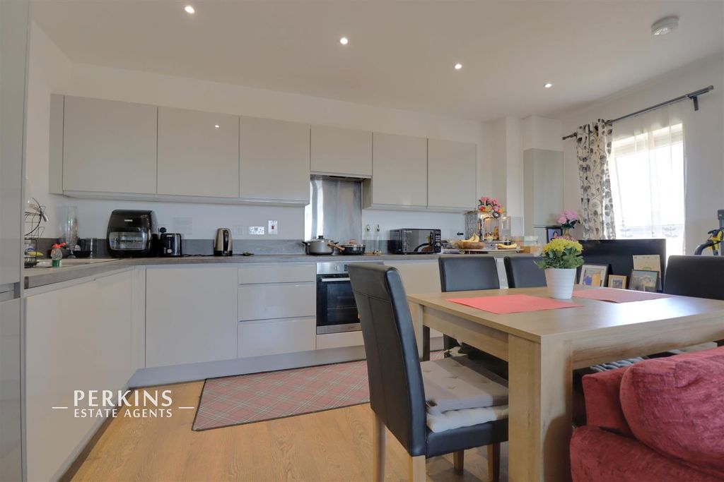 2 bed flat for saleNortholt UB5