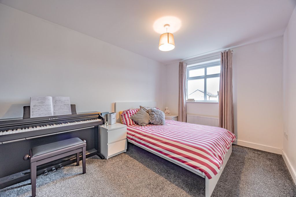 2 bed flat for saleCurzon Avenue, Northwich CW8 photo 3