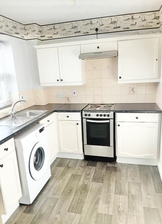 2 bed flat for saleWinterburn Gardens, Whetstone, Leicester LE8 photo 4