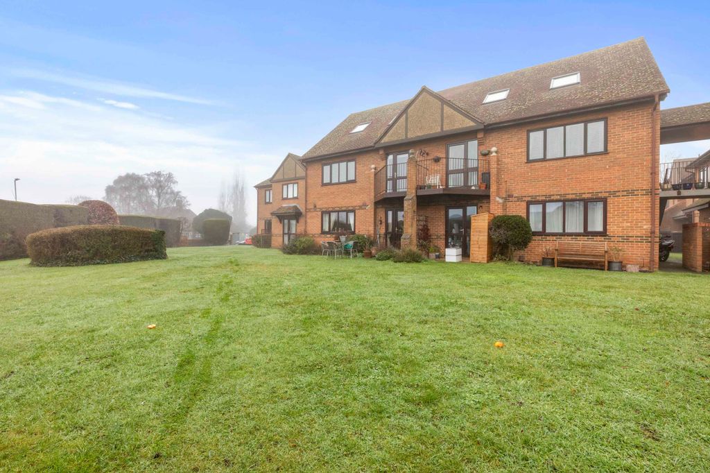 Additional image 20 of 3 bed flat for saleFlat 4, Denton Court, Bobmore Lane, Marlow, Buckinghamshire SL7