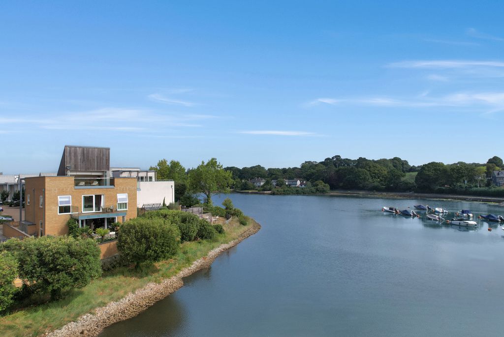 4 bed villa for saleRiver Walk, Lymington, Hampshire SO41