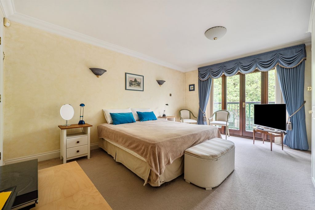 2 bed flat for saleDerek Road, Maidenhead SL6 photo 5