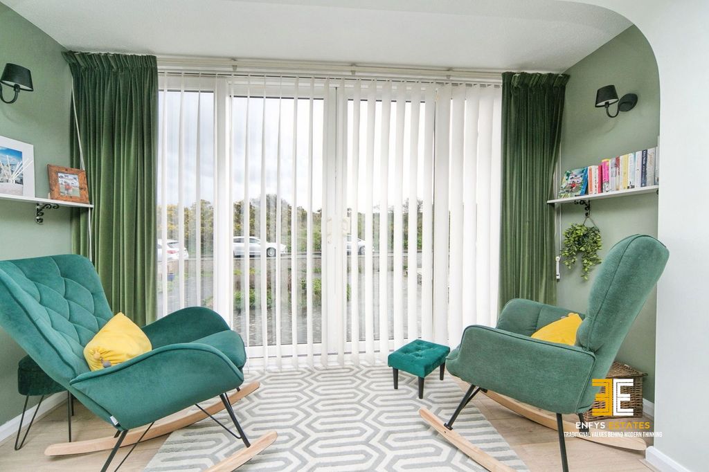 2 bed flat for saleTrinity Crescent, Llandudno LL30 photo 5