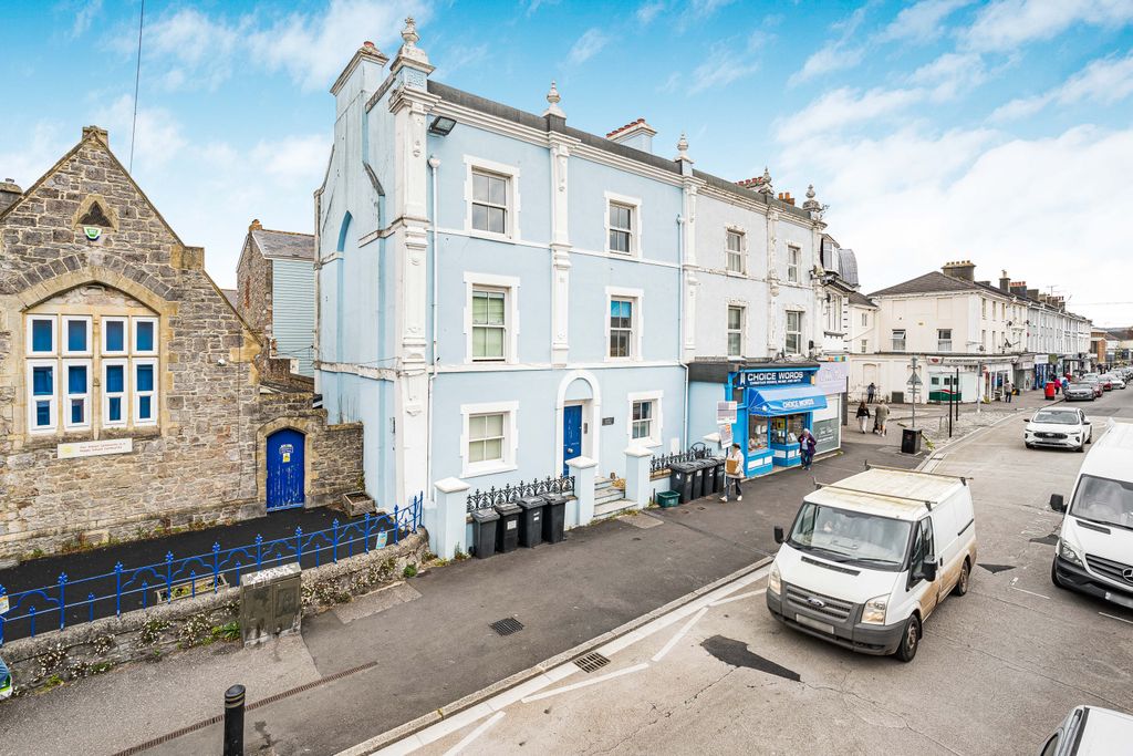 2 bed flat for saleQueen Street, Newton Abbot, Devon TQ12