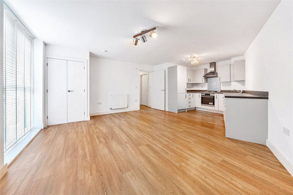 2 bed flat for saleArmistice Gardens, Centenary Way, Penzance, Cornwall TR18 photo 3