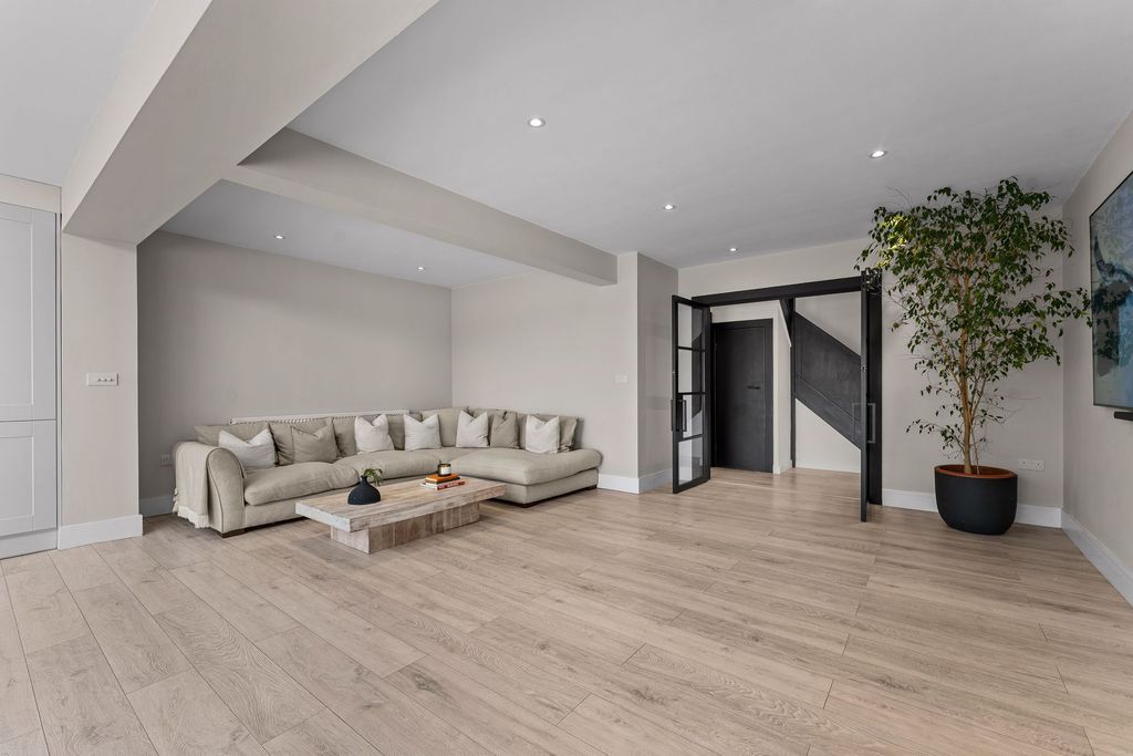 Additional image 7 of 4 bed property for saleChiltern Avenue, Macclesfield SK11