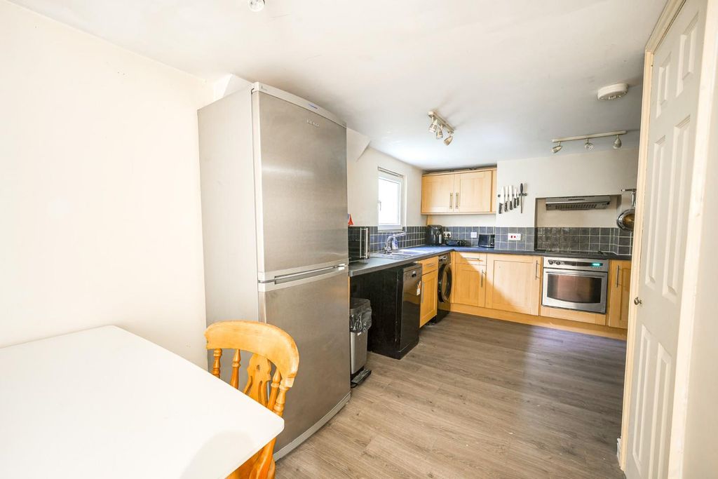 2 bed flat for saleLake Street, Leighton Buzzard LU7 photo 4