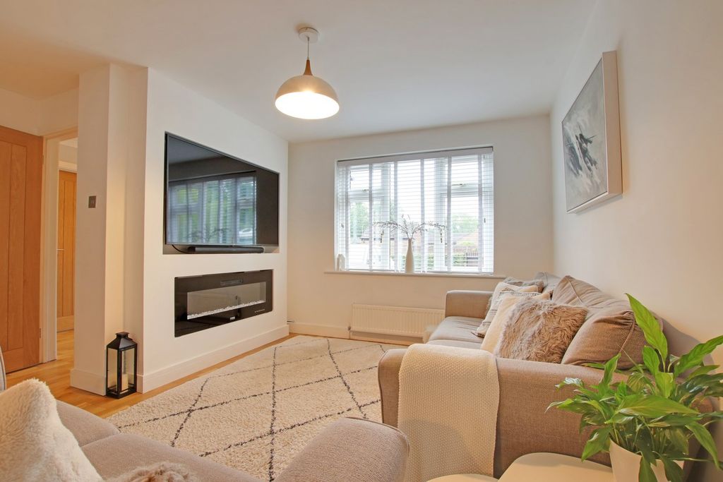 4 bed detached house for saleThe Meadows, Lyndhurst SO43 photo 3