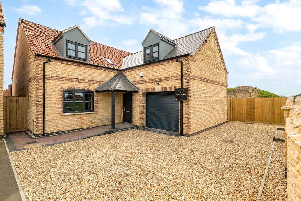 5 bed detached bungalow for saleCleveland Avenue, North Hykeham LN6