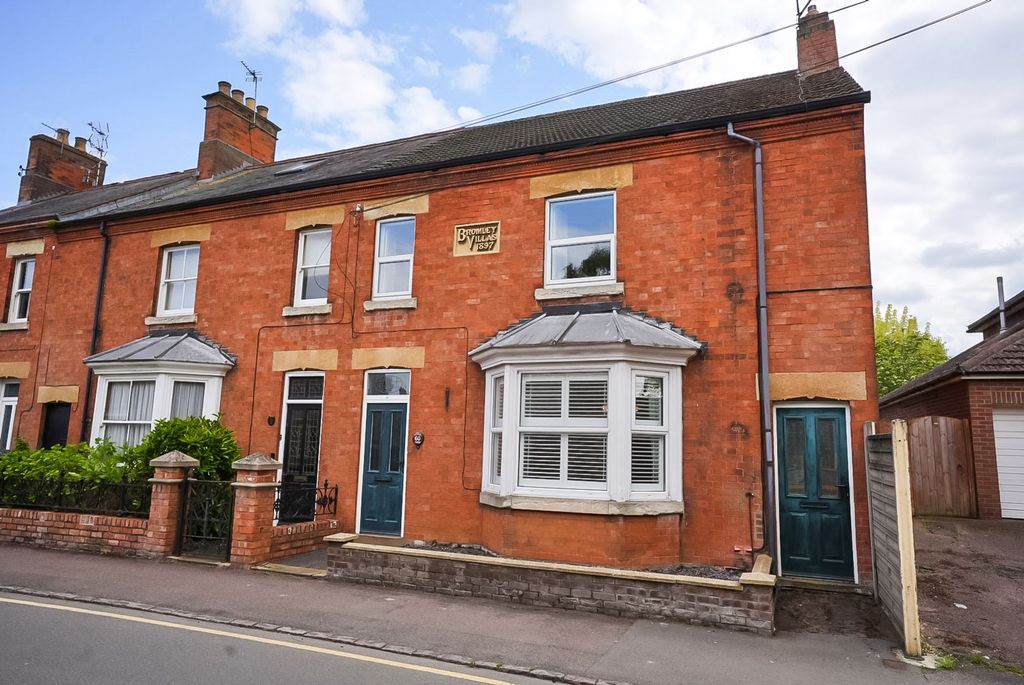 3 bed semi-detached house for saleSouth Street, Oakham LE15