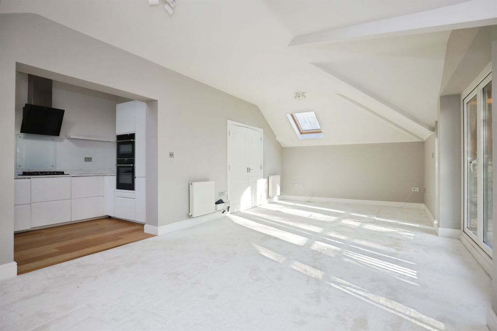 2 bed flat for saleWilhelmina Close, Leamington Spa CV32 photo 2