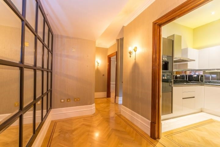 3 Bed Flat, Whitehall Court, SW1A, N1 7GU photo 3