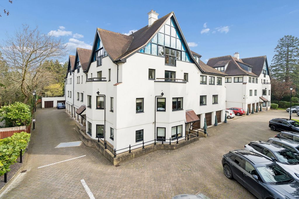 3 bed flat for sale1 Carew Road, Northwood HA6