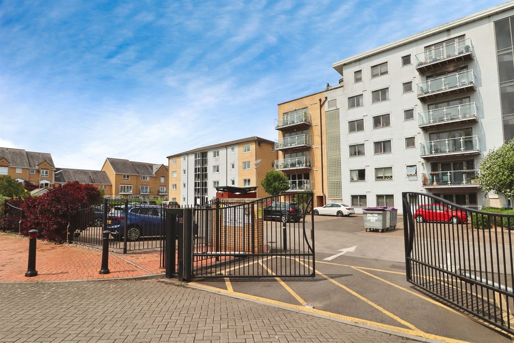 2 bed flat for saleMarconi Avenue, Penarth CF64 photo 4