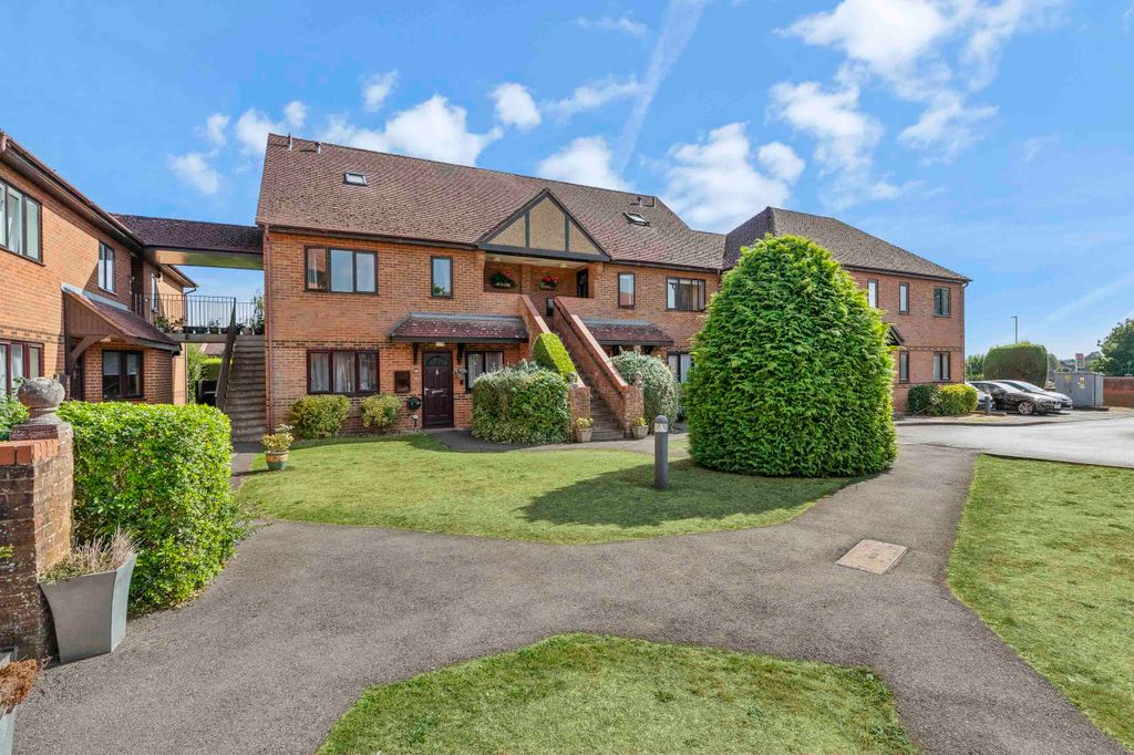 Additional image 18 of 3 bed flat for saleFlat 4, Denton Court, Bobmore Lane, Marlow, Buckinghamshire SL7