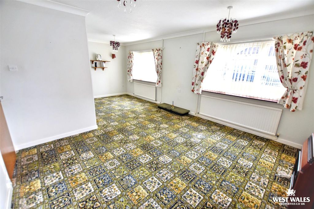 3 bed detached bungalow for saleVicarage Fields, Pembroke SA71 photo 2