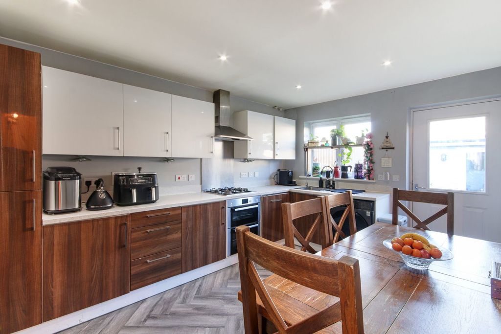 4 bed semi-detached house for saleParsons Close, Longfield, Kent DA3