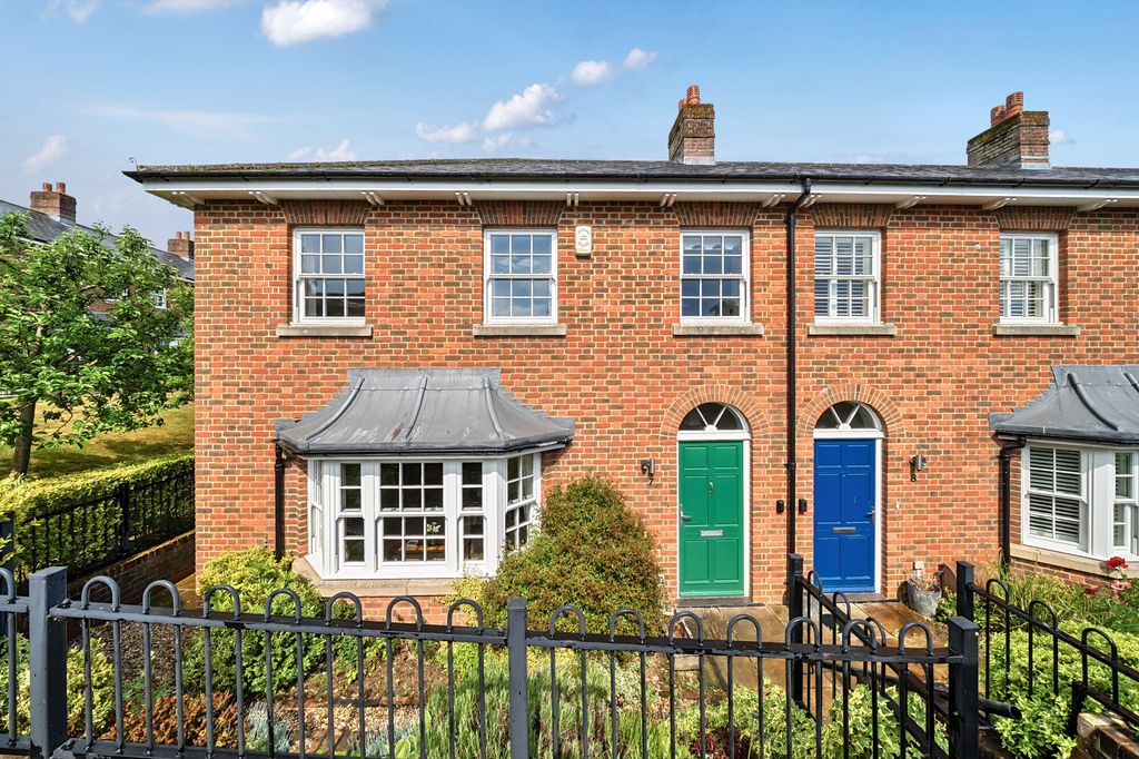 3 bed end terrace house for saleClarendon Court, Marlborough SN8
