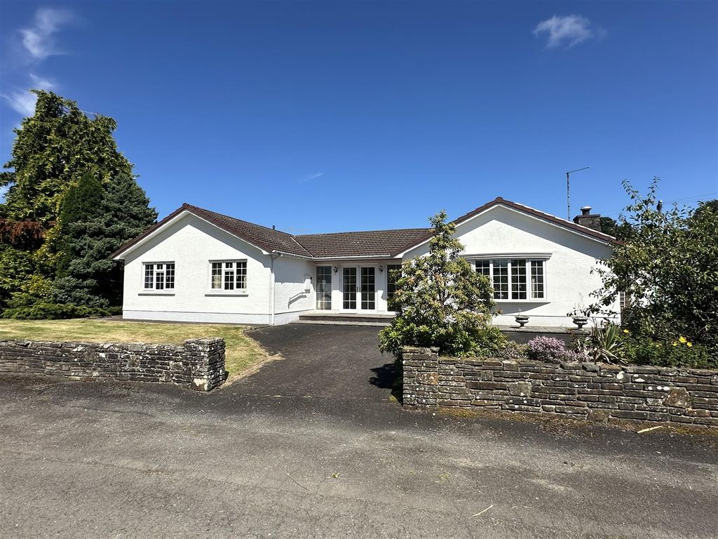 3 bed detached bungalow for saleFalcondale Drive, Lampeter SA48
