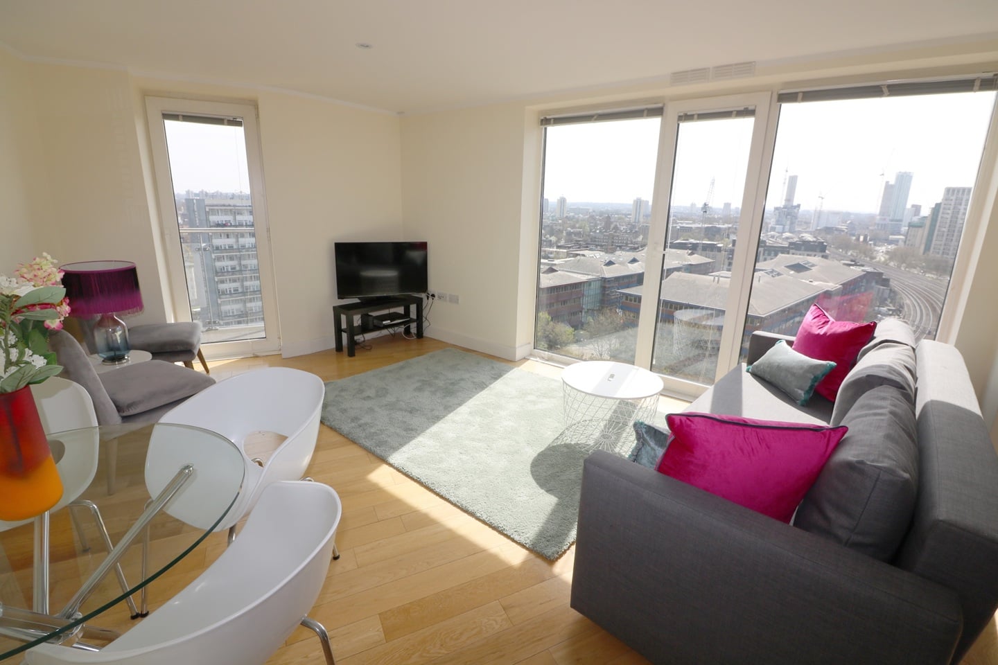 2 Bed Flat, Salamanca Place, SE1, N1 7GU photo 2