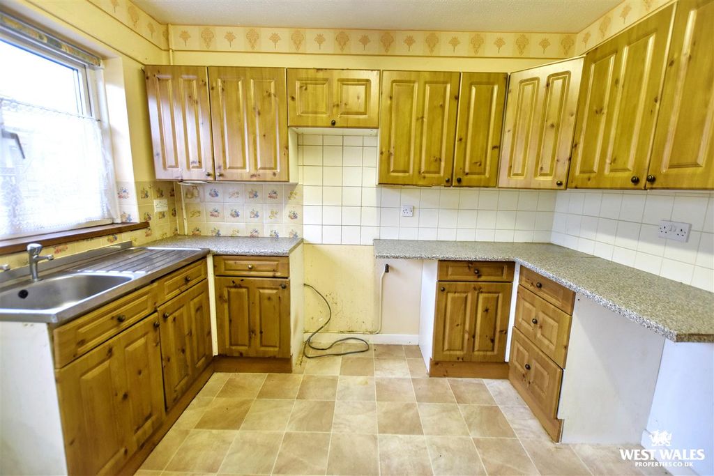 3 bed detached bungalow for saleVicarage Fields, Pembroke SA71 photo 3