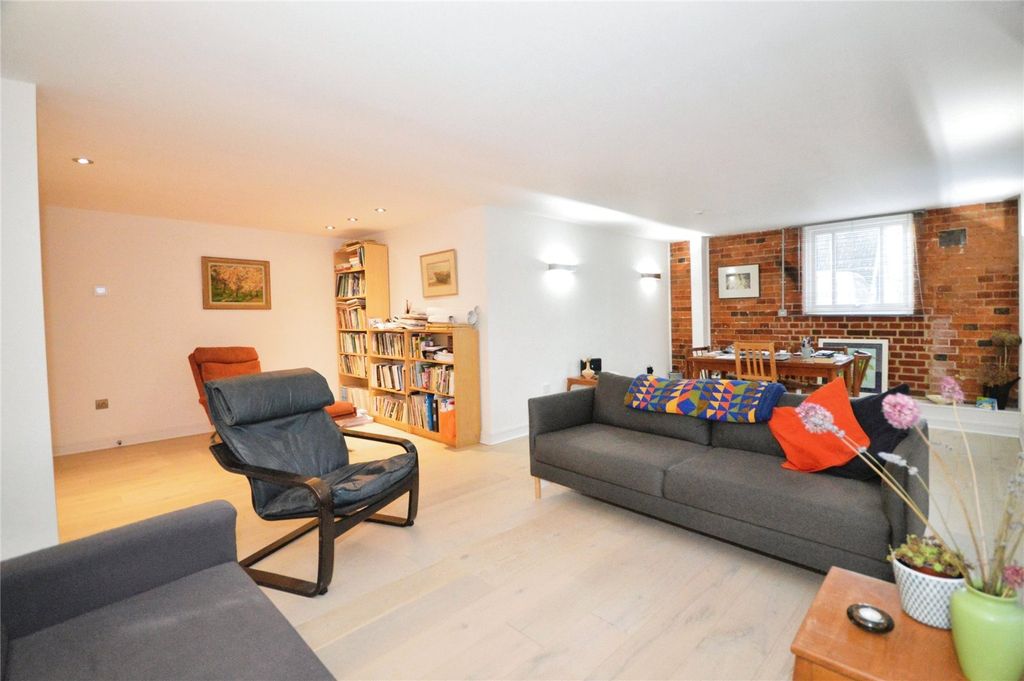 2 bed flat for saleSchool Lane, Mistley, Manningtree, Essex CO11 photo 4