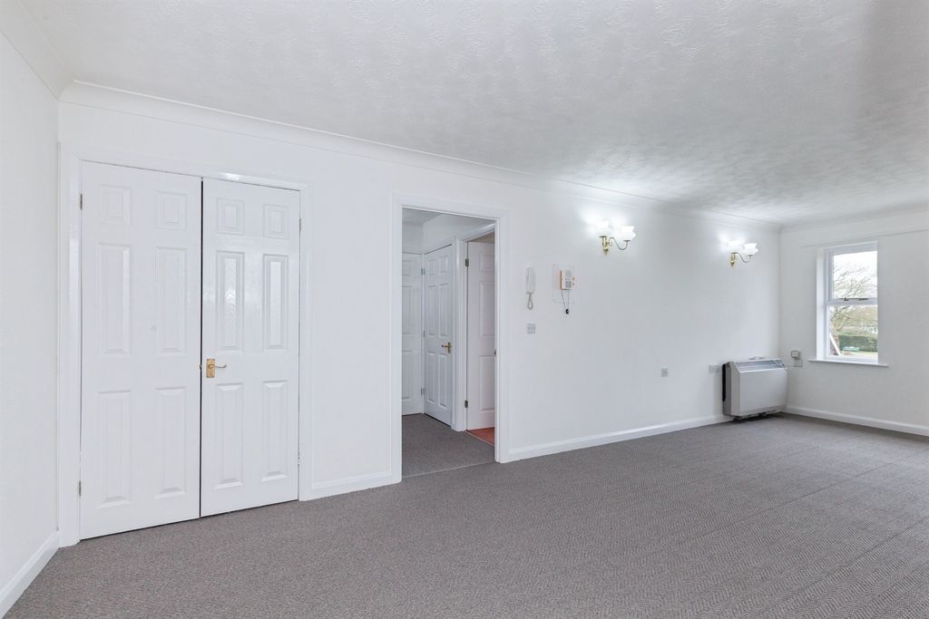 2 bed flat for saleWinterburn Gardens, Whetstone, Leicester LE8 photo 5