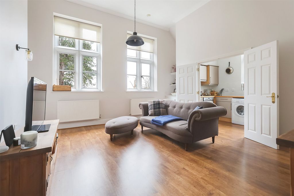 2 bed flat for saleLavender Close, Leatherhead, Surrey KT22 photo 2