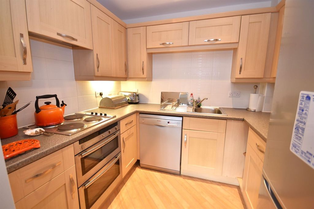 2 bed flat for salePavilion Way, Macclesfield SK10 photo 4