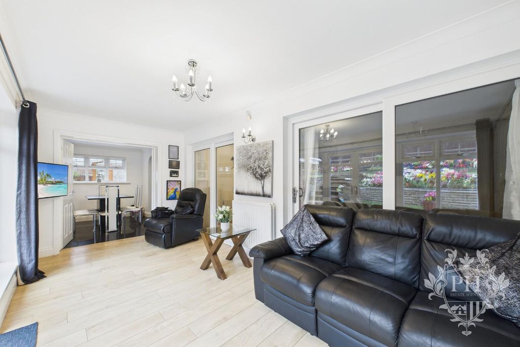 4 bed detached bungalow for saleParkgate, Middlesbrough TS6 photo 5
