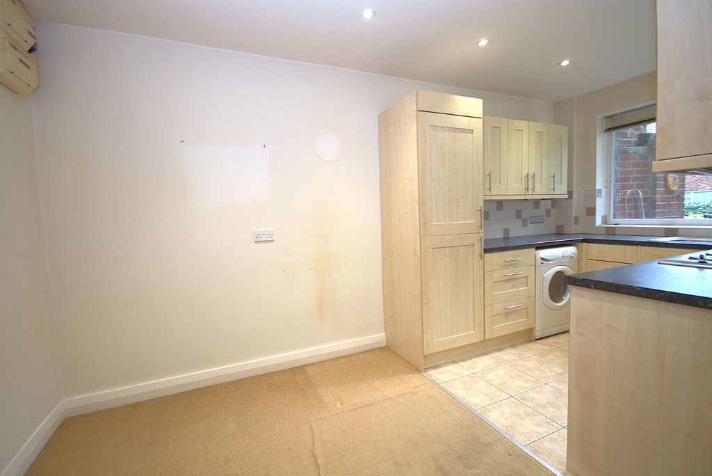 2 bed flat for salePrestbury Road, Macclesfield SK10 photo 3