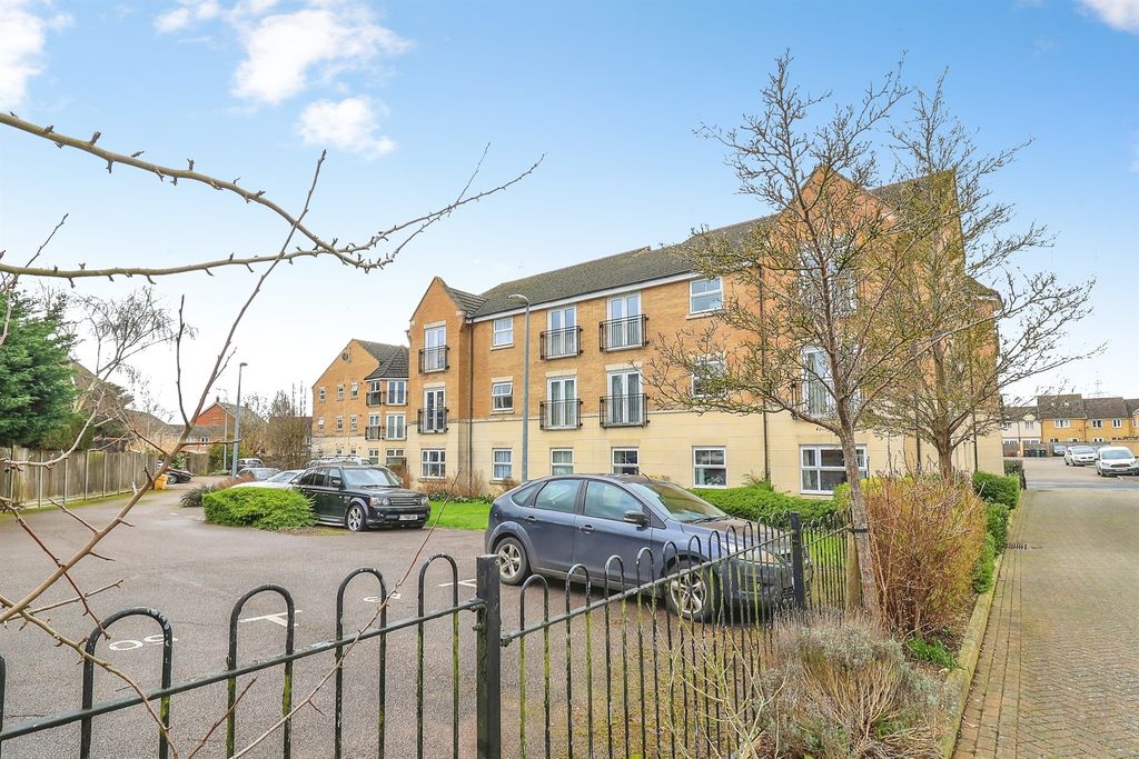 2 bed flat for saleReeve Close, Leighton Buzzard LU7 photo 3