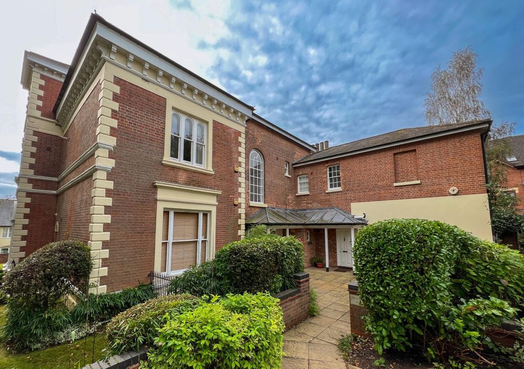 3 bed flat for saleBrooklands House, Lucas Court, Leamington Spa CV32