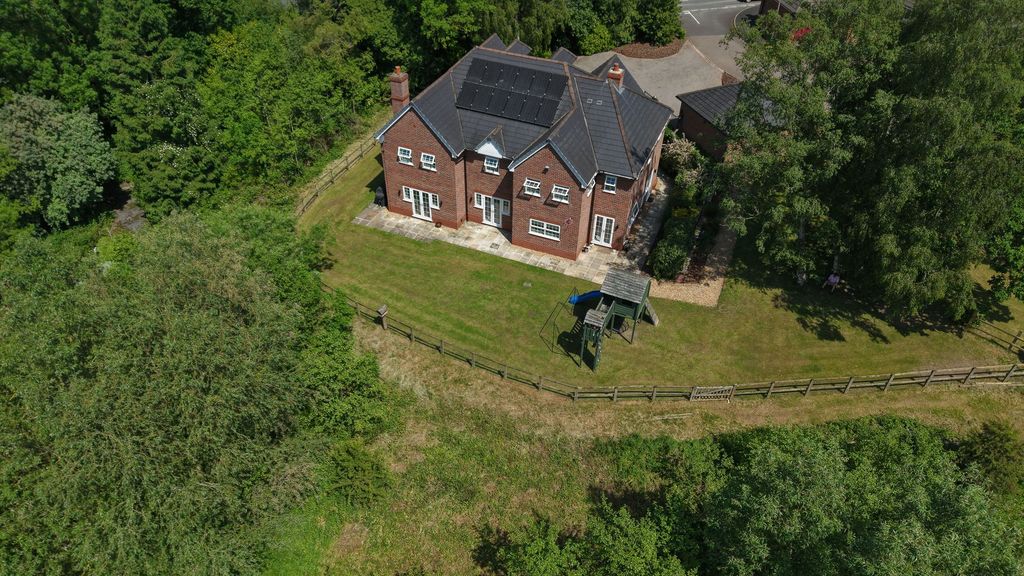6 bed detached house for saleParklands, Middlewich CW10 photo 3