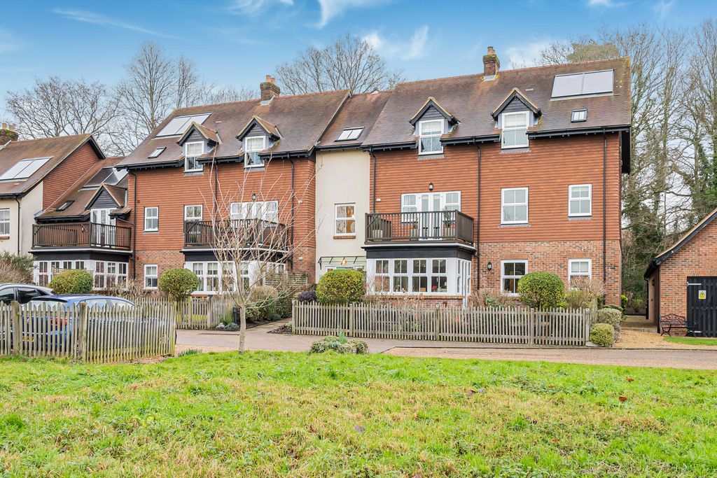 2 bed flat for saleMerritts Meadow, Petersfield, Hampshire GU31