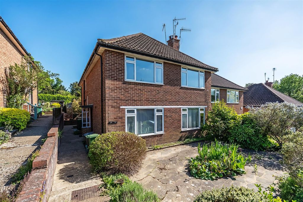 2 bed maisonette for saleMinchin Close, Leatherhead KT22