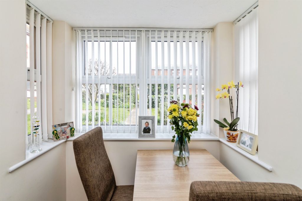 2 bed flat for saleAlexandra Road, Lowestoft NR32 photo 5