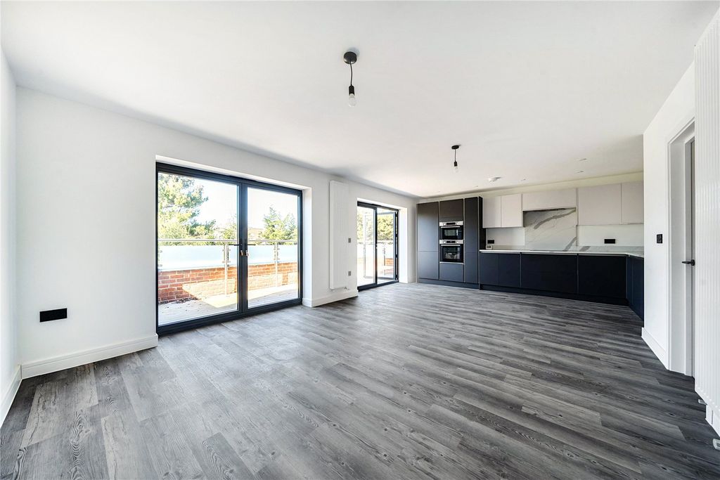 2 bed flat for saleCrofton Road, Locksbottom BR6 photo 3