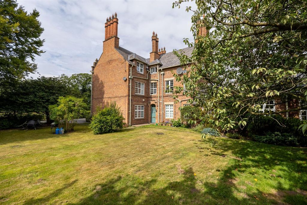 3 bed flat for saleChester Road, Stoke CW5 photo 2