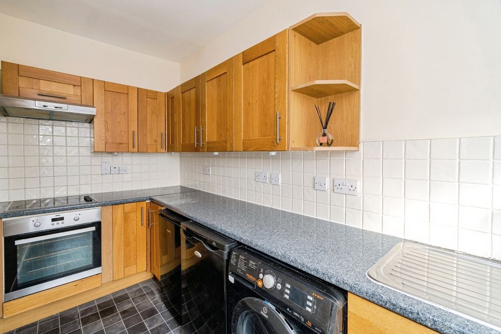 Additional image 3 of 2 bed flat for saleHigh Street, Lyndhurst, Hampshire SO43