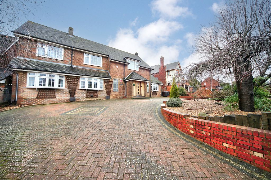 4 bed detached house for saleOld Bedford Road, Luton, Bedfordshire LU2