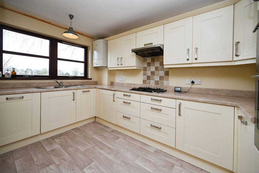 3 bed flat for saleThe Wickets, Studley Road, Ripon HG4 photo 2