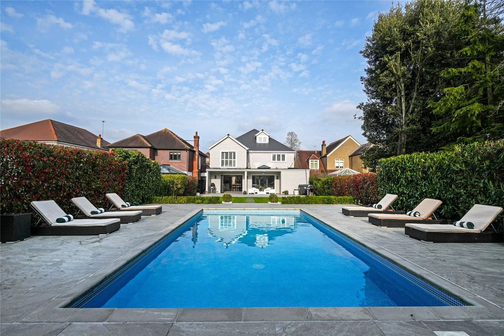 5 bed detached house for saleThe Crescent, Loughton, Essex IG10