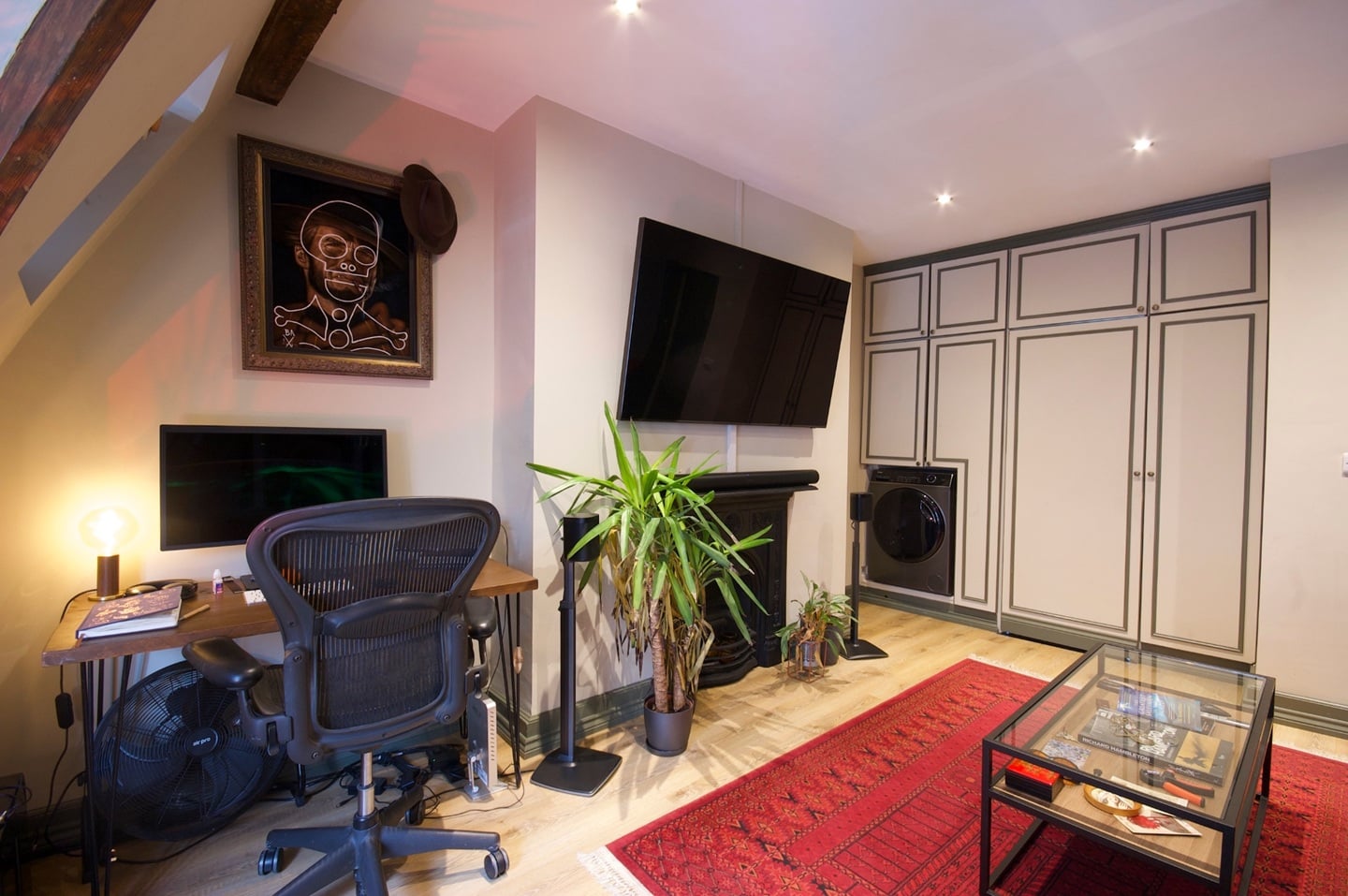 1 Bed Flat, Bateman Street, W1D, N1 7GU photo 3