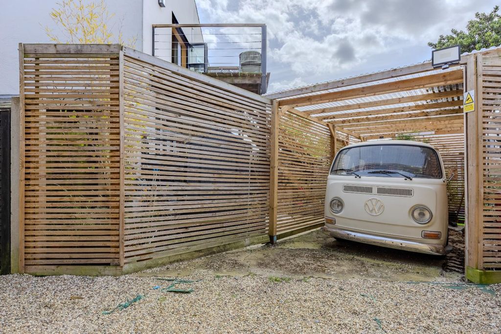 Additional image 3 of 3 bed flat for saleCarlton Drive, Leigh-On-Sea SS9