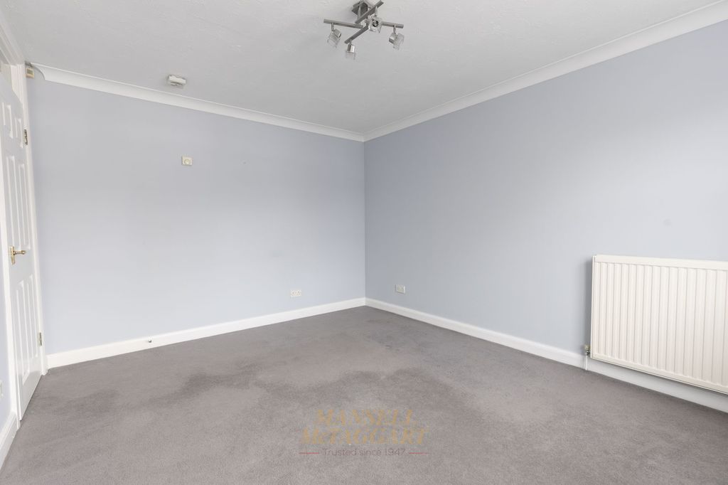 2 bed flat for saleManning Close, East Grinstead RH19 photo 5