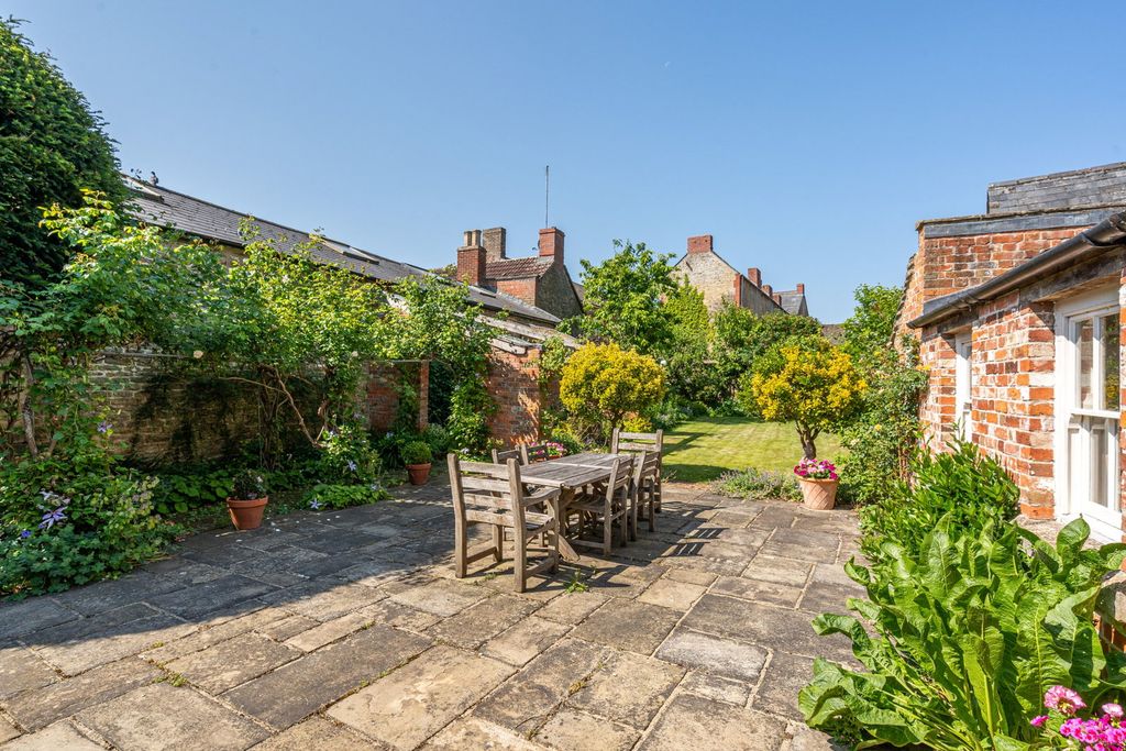 5 bed town house for saleCross Hayes, Malmesbury SN16 photo 4
