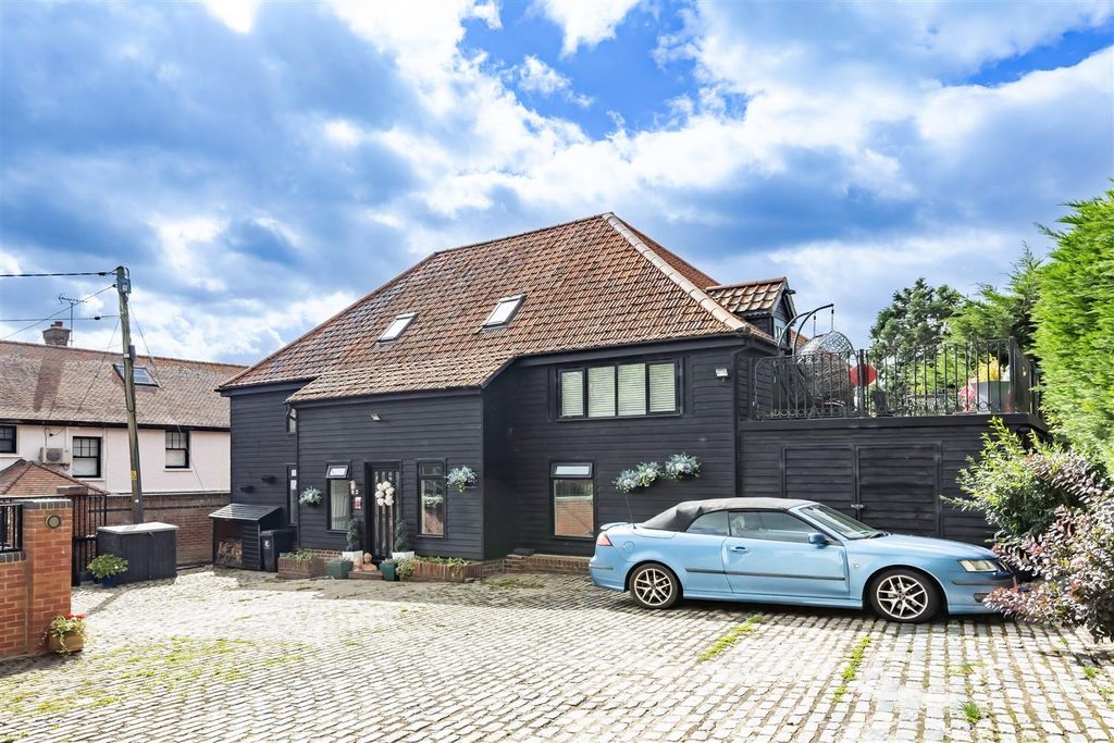 3 bed barn conversion for saleThe Barn, Stanford Rivers CM5 photo 2