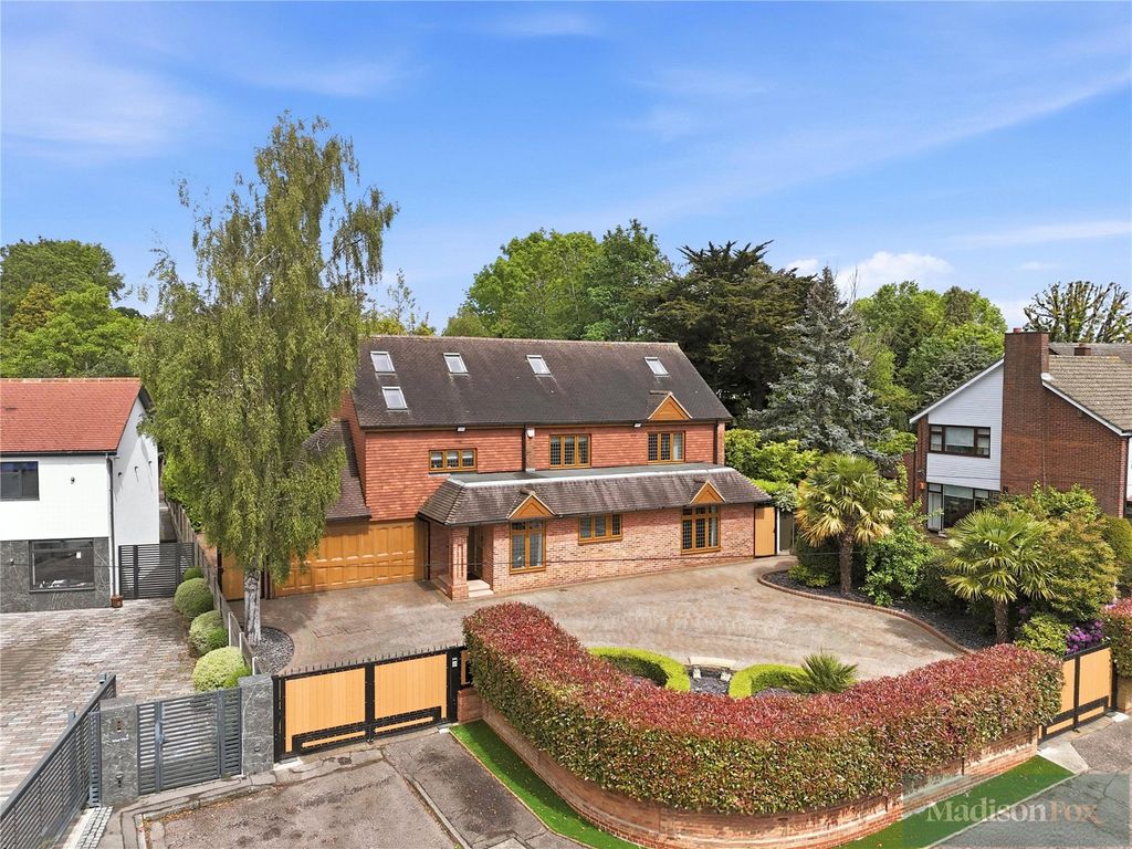 5 bed detached house for saleWest View, Loughton, Essex IG10